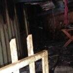 Casa de madeira pega fogo e dono é encontrado morto