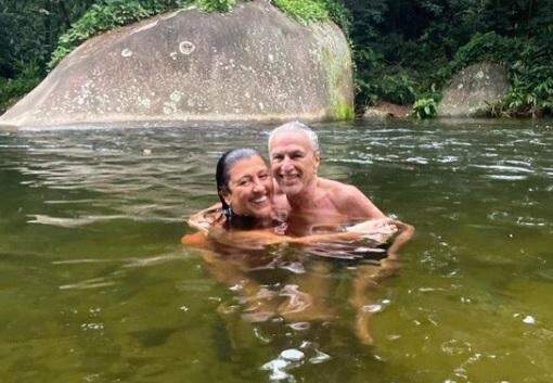 Após 10 meses, Caetano Veloso sai de casa e curte cachoeira com Casé