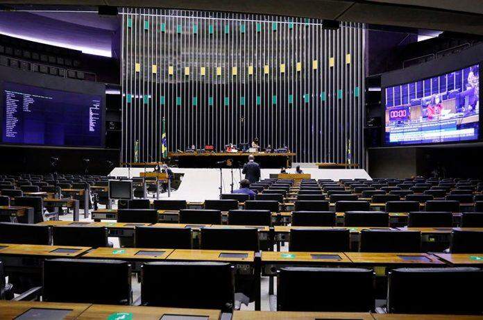 Câmara aprova admissibilidade de PEC que blinda parlamentares