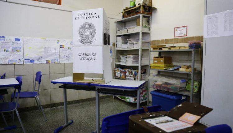 Cabinas foram cedidas pela Justiça Eleitoral. Eleições foram marcadas por tumulto e desorganização a´´os procura recorde de eleitores | Foto: Henrique Arakaki | Midiamax