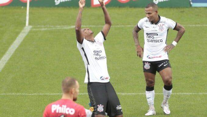 Em jogo ruim e de pouco futebol, Corinthians ganha do São Caetano e lidera grupo