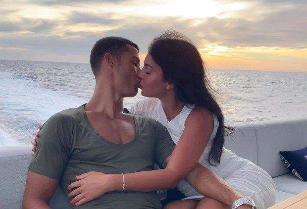 Cristiano Ronaldo viaja com esposa e pode ser multado por quebrar o isolamento
