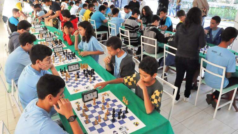 Torneio de xadrez reúne mais de cem estudantes em escola da zona