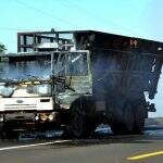 Caminhão usado para transporte de cana fica destruído após pegar fogo na BR-060