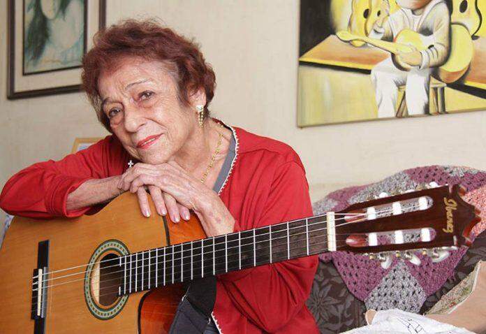 Delinha comemora aniversário de 84 anos com apresentação em live