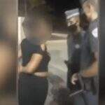VÍDEO: Mulher agride, xinga e cospe em Policiais Militares