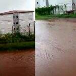 Chuva transforma rua sem asfalto em ‘rio’ de lama no bairro Tarumã