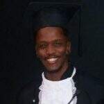 Jovem carioca comemora diploma: “É preto, favelado e professor”