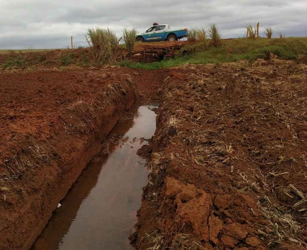 Polícia flagra drenos de empresa agrícola em nascentes e aterro em áreas protegidas