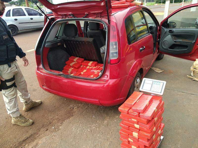 A droga estava no interior do porta malas do veículo