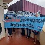Professores de Dourados protestam contra atraso de salários e descaso na educação