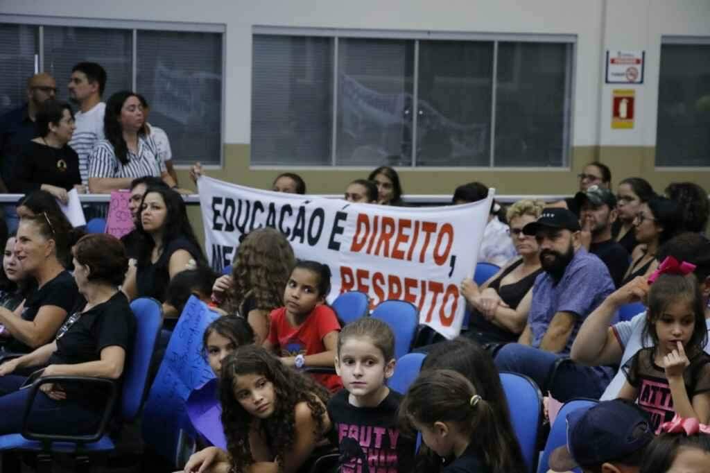 Representantes da comunidade escolar reclamam de decisões arbitrárias. (Foto: Divulgação)