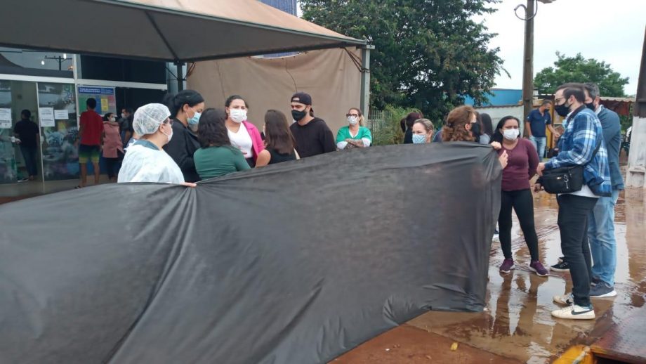 Técnicos de enfermagem em Dourados protestam contra cortes de salários e falta de reajustes