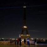 Torre Eiffel fica às escuras em homenagem a professor decapitado.