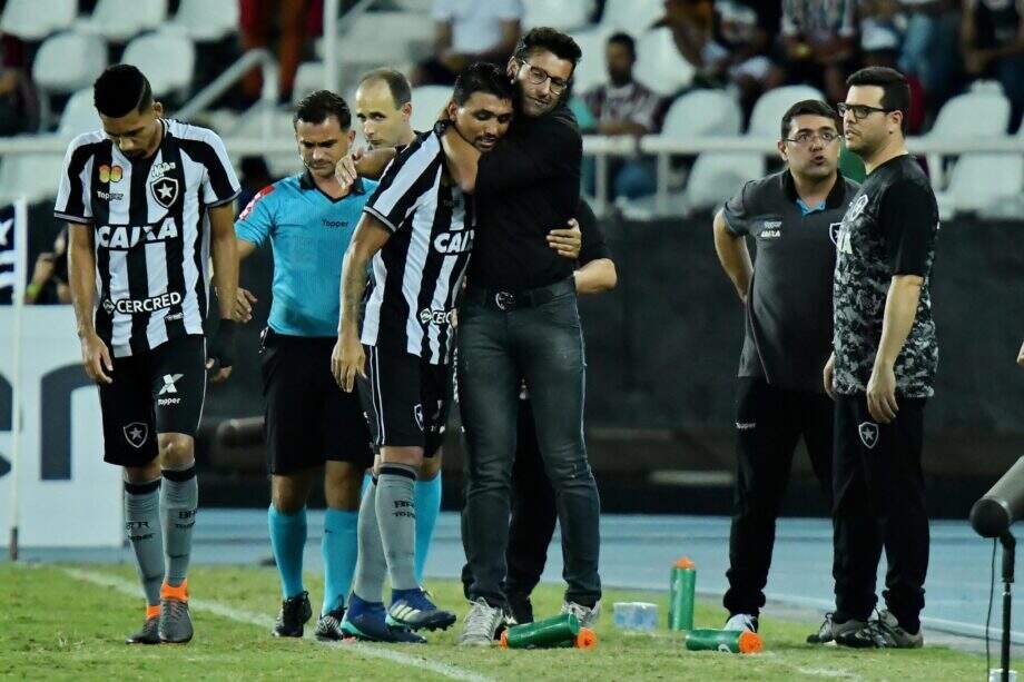 Jefferson brilha e Botafogo reage no Brasileirão com vitória sobre o Flu