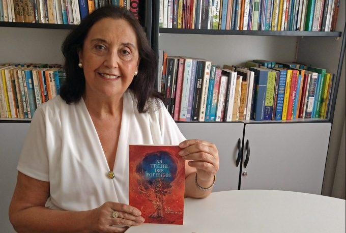 Autora Ana Maria Bernardelli lança livro de poemas ‘Na Trilha das Formigas’ nesta quinta