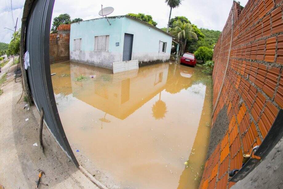 Após chuva deixar famílias desabrigadas, Corumbá decreta situação de emergência