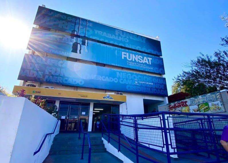De garçom à operador de telemarketing, Funsat tem 445 vagas nesta sexta-feira