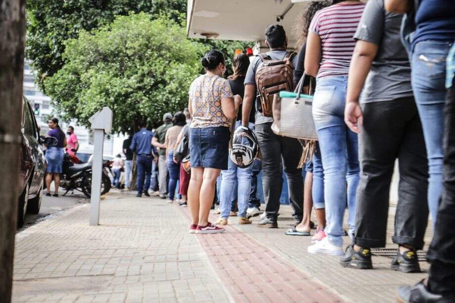 Após anúncio de vagas com salários de até R$ 3 mil, candidatos amanhecem na fila da Funtrab