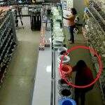 Dez câmeras de segurança não intimidam casal que furta R$ 2 mil em cabos de loja na Brilhante