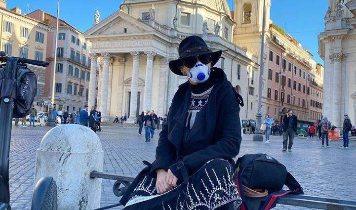 Galisteu posta foto com máscara na Itália e internautas se preocupam