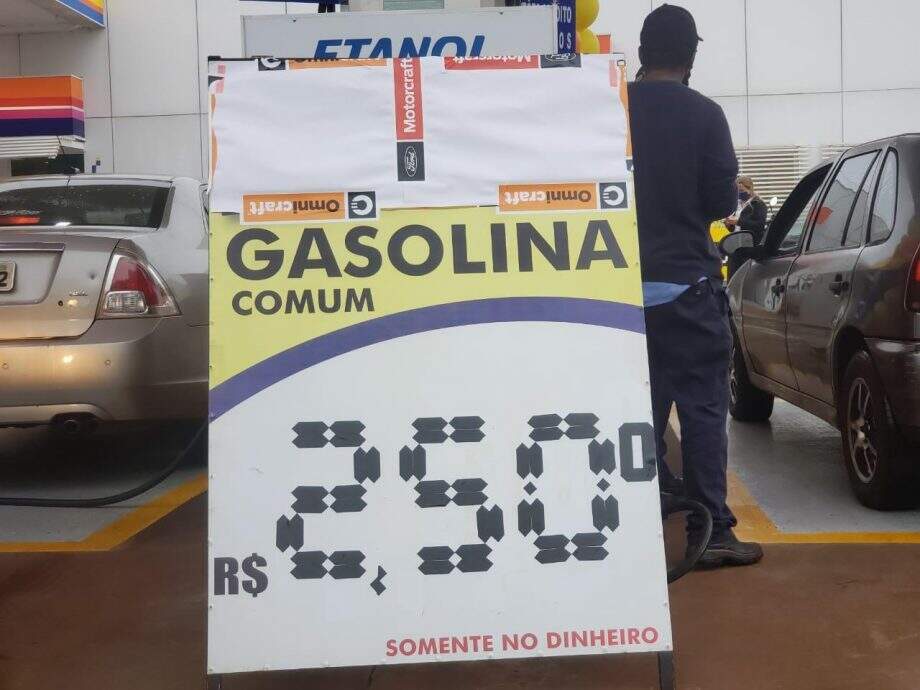 Por gasolina a R$ 2,50 o litro, douradenses enfrentam frio e fila que começou às 3h