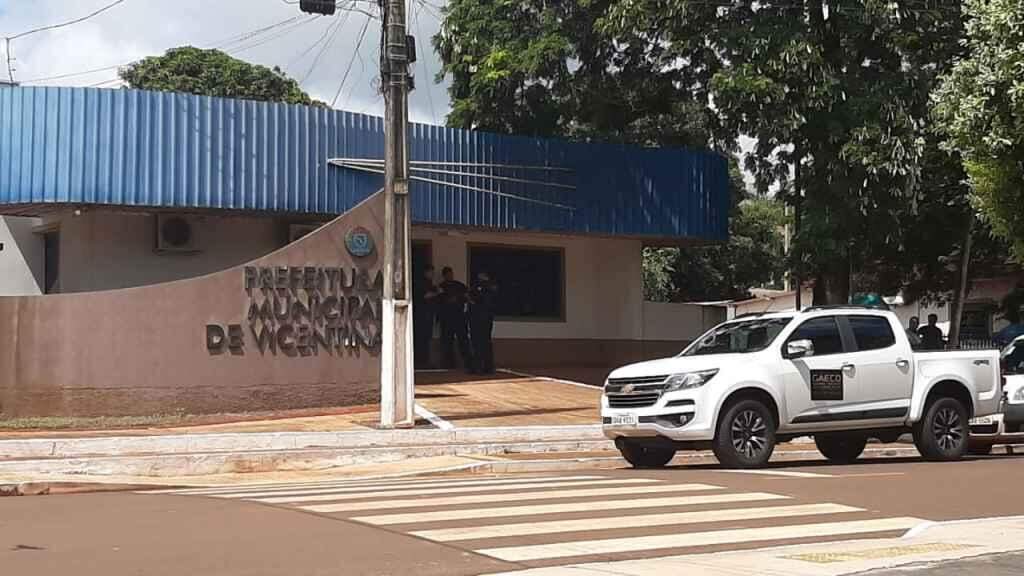 Equipes na Prefeitura de Vicentina (Foto: Divulgação)