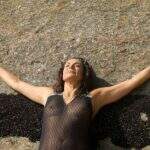 Giovanna Gold, a Zefa de ‘Pantanal’, usa look transparente em praia
