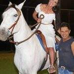 Zezé Di Camargo presenteia Graciele Lacerda com cavalo