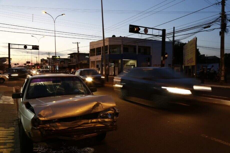 Semáforo desligado provoca terceiro acidente nesta terça-feira na Júlio de Castilho