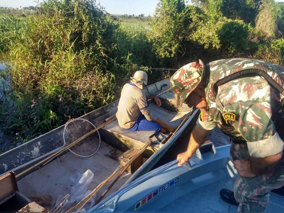 Quatro pescadores são autuados com petrechos ilegais em pesca no rio Amambai