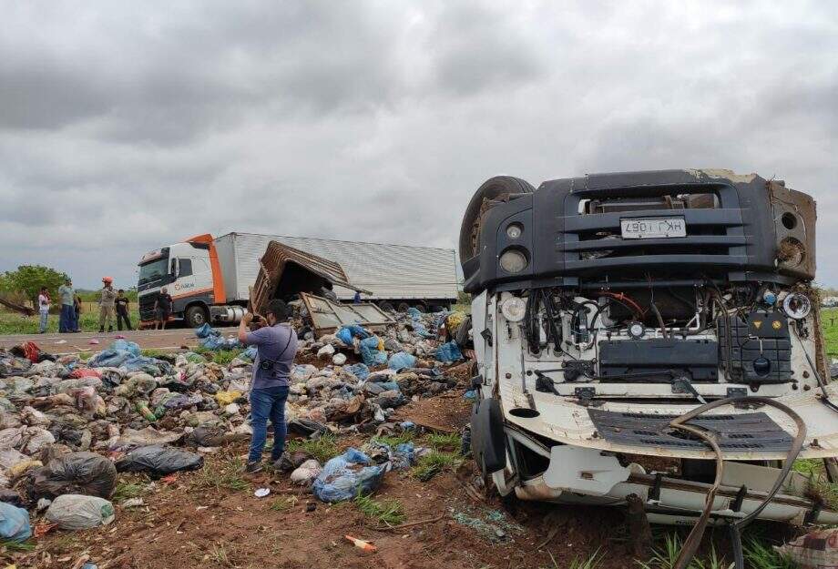 Empresa é multada em R$ 10 mil por derramar lixo e diesel às margens de rodovia