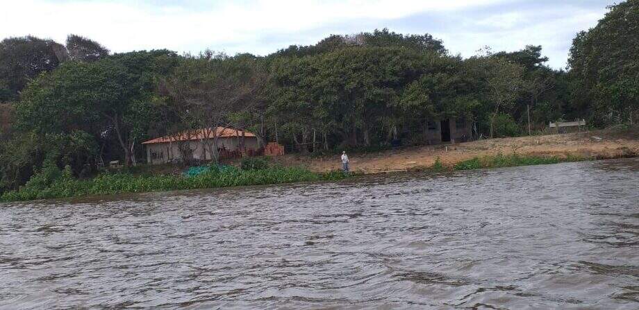 Polícia interdita construção de rancho ilegal às margens do Rio Paraguai no Pantanal