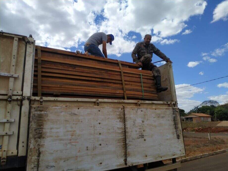 Polícia apreende bitrem com carga de madeira ilegal e empresa é autuada
