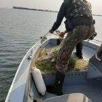 Polícia apreende 900 metros de redes de pesca e solta 10 kg de pescado no rio