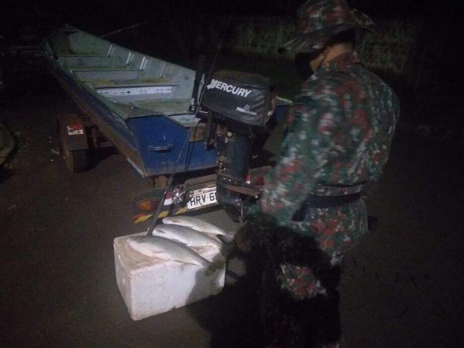Homem é preso por pescar espécie com pesca proibida e posse de arma