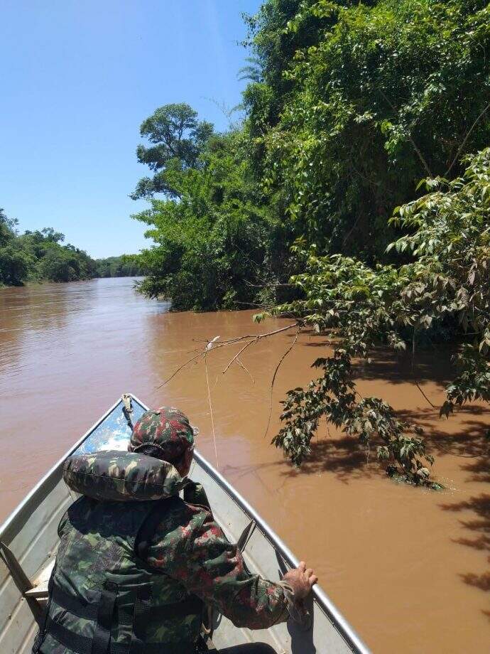 Pescadores com petrechos ilegais fogem para território paraguaio ao serem flagrados pela polícia