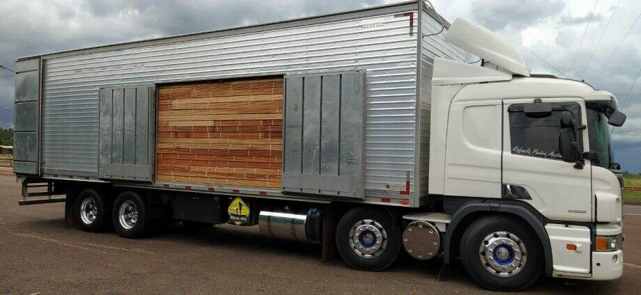PMA de Dourados autua caminhoneiro em R$ 10 mil por transporte ilegal de madeira