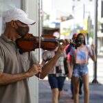 VÍDEO: Enquanto procura emprego, violinista autodidata tenta a vida com música na 14 de Julho
