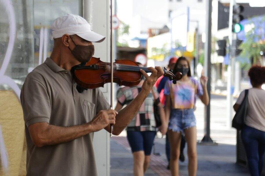 VÍDEO: Enquanto procura emprego, violinista autodidata tenta a vida com música na 14 de Julho
