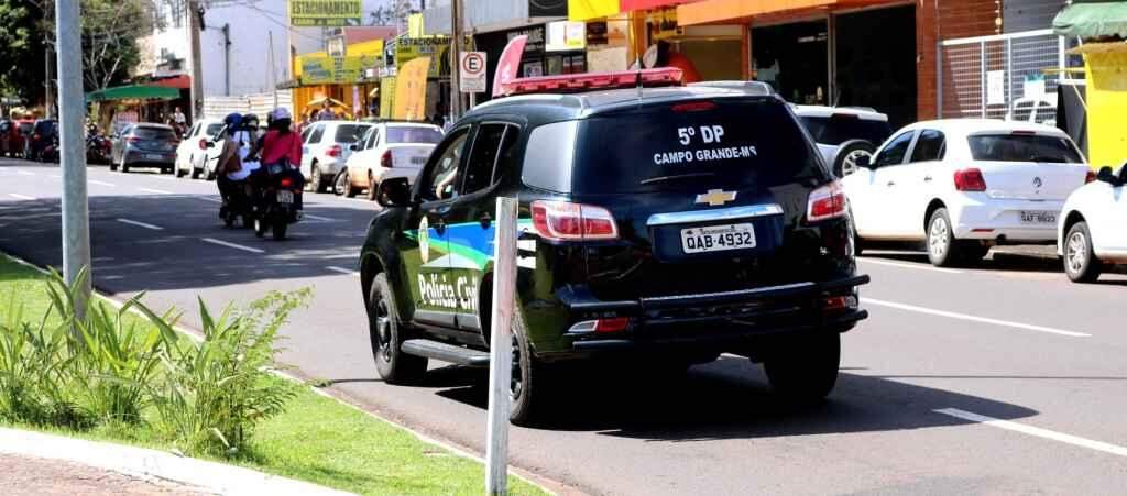 Mulher foi presa por investigadores da 5ª DP (Foto: Divulgação)