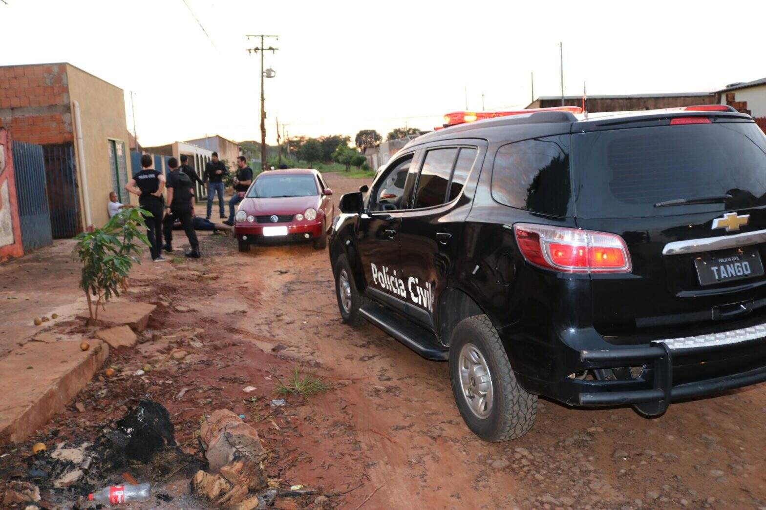 Policiais durante cumprimento dos mandados. Foto: Divulgação/PC