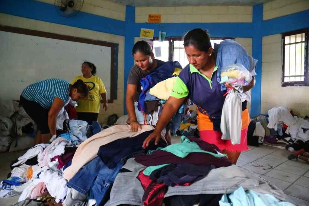 ‘Esquecidos no armário’: Campanha da prefeitura reforça doação de roupas para famílias carentes