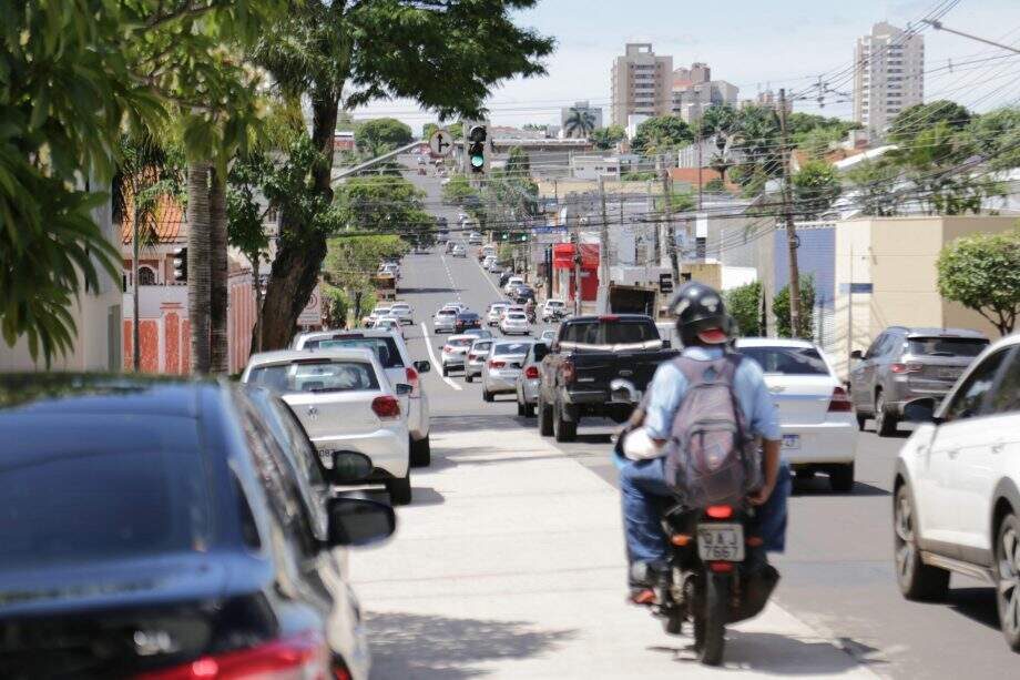 Comerciantes da Rua Bahia reclamam de obras para corredor de ônibus