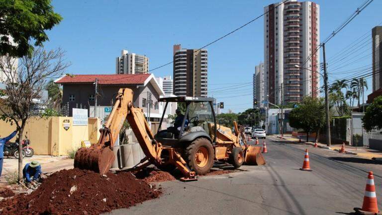 Obras de drenagem dão início a fase de recapeamento na rua Bahia