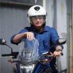 Bolsonaro é visto pilotando moto para visitar deputada Bia Kicis, em Brasília