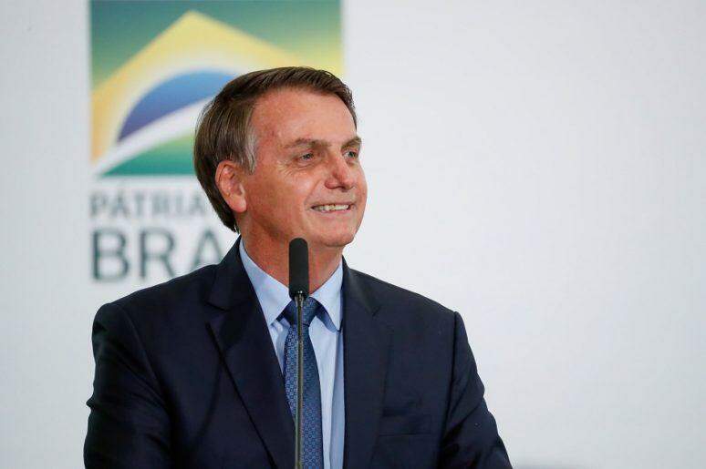Bolsonaro assina projeto que autoriza mineração em terra indígena