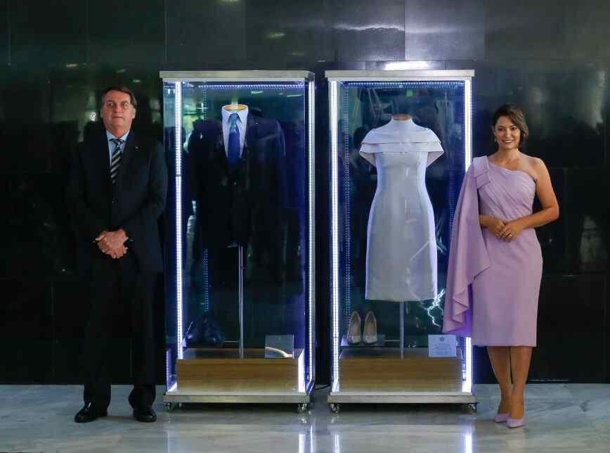 Bolsonaro inaugura exposição no Planalto com roupas que usou na posse
