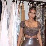 Com espartilho, Kim Kardashian exibe a sua cintura ‘impossível’