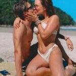 Larissa Manoela aparece em clima quente com namorado na praia